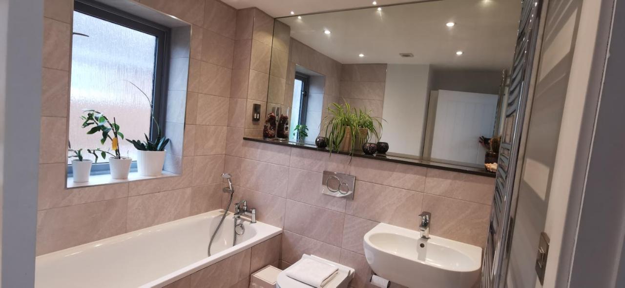 Modern City Centre House With Free Parking Canterbury Eksteriør billede