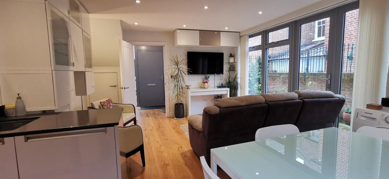 Modern City Centre House With Free Parking Canterbury Eksteriør billede