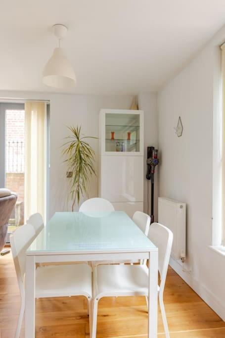 Modern City Centre House With Free Parking Canterbury Eksteriør billede