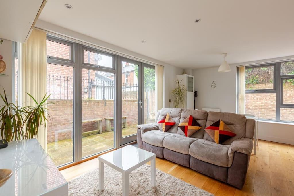 Modern City Centre House With Free Parking Canterbury Eksteriør billede